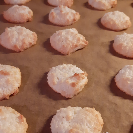 The coconut Busserl are ready-baked | © Bianca Passrugger Lörgetbauer