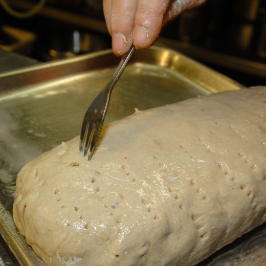 Einstechen des Brots | © Edith Danzer