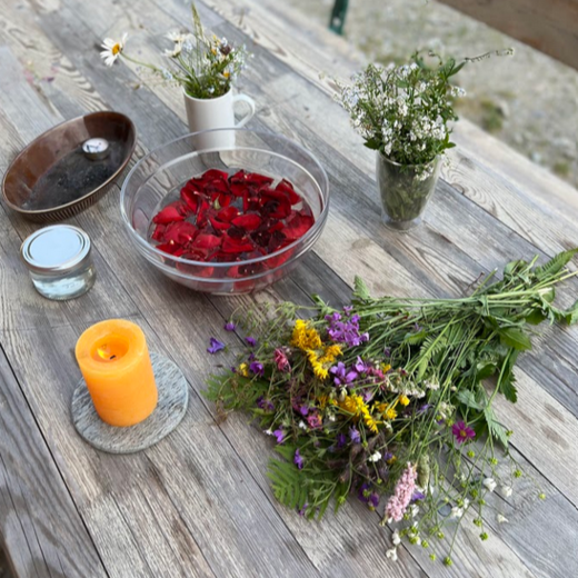 Processing the herbs | © Michaela Mitterer Processing the herbs | © Michaela Mitterer