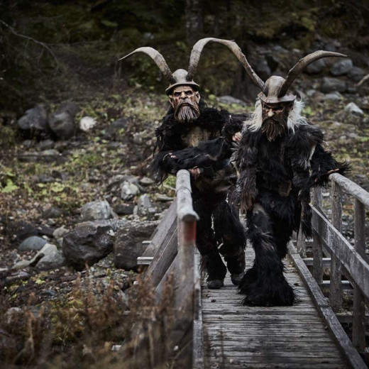 Bis zu 25 Kilo wiegt die Krampus-Ausrüstung. | © c Daniel Roos Bis zu 25 Kilo wiegt die Krampus-Ausrüstung. | © c Daniel Roos