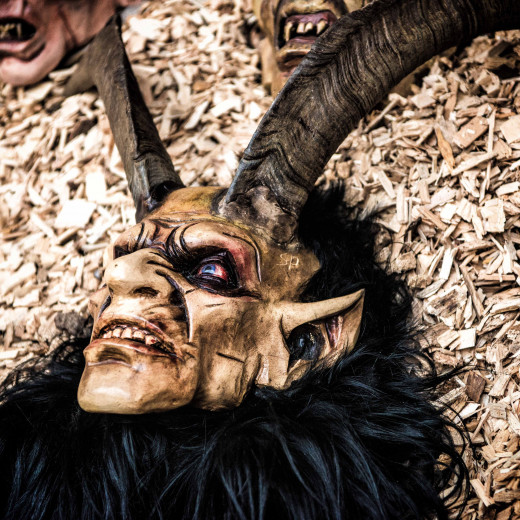 Künstlerische Holzmasken von Arthur Moinat | © Edith Danzer Künstlerische Holzmasken von Arthur Moinat | © Edith Danzer