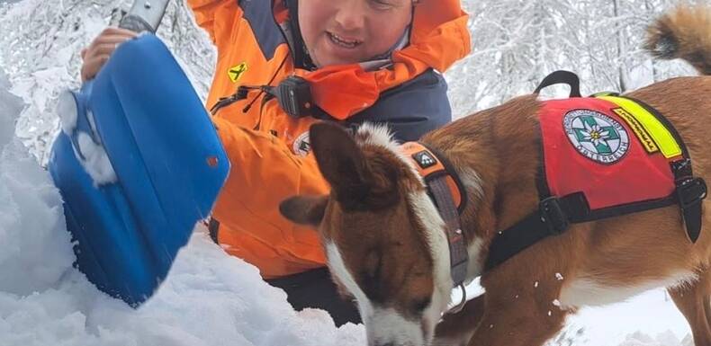 Ausschaufeln einer verschütteten Person