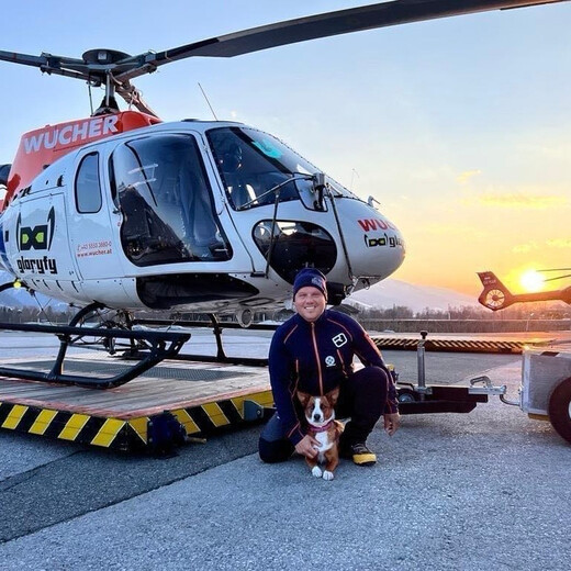 Amy kommt auch mit dem Heli zum Einsatzort
