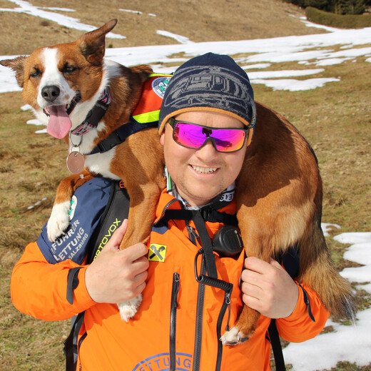 Schultern für die Skiabfahrt