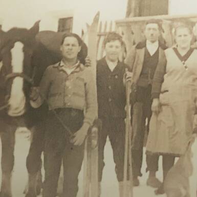 The family with farmhands, maids and sloggers (1933)