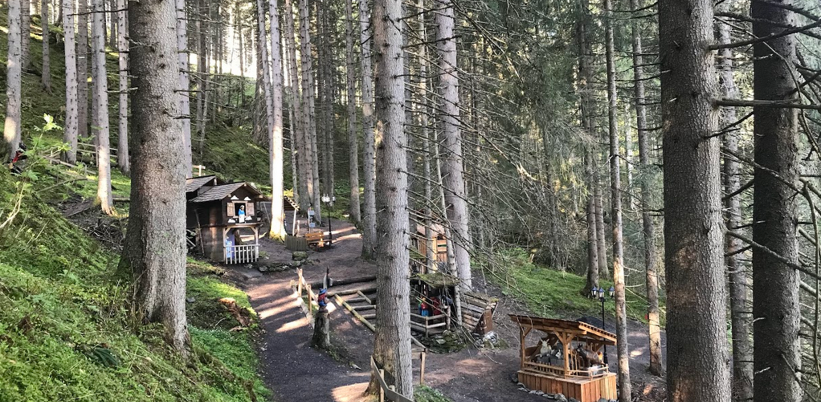 Idyllisch im schattigen Wald gelegen | © Michaela Mitterer