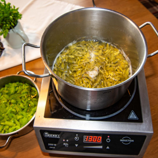 Cold extraction on the left - the brew in the pot | © Edith Danzer