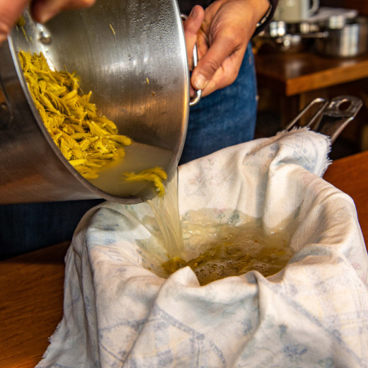 The brew is strained off | © Edith Danzer