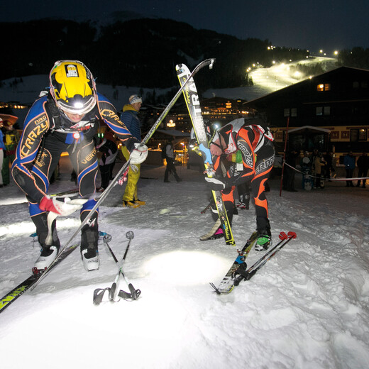 The competitors have to apply the skins for the next ascent. | © Wildbild The competitors have to apply the skins for the next ascent. | © Wildbild