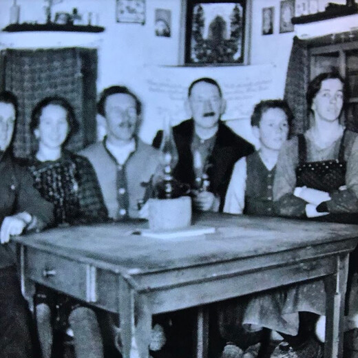 Traditional dining table Traditional dining table