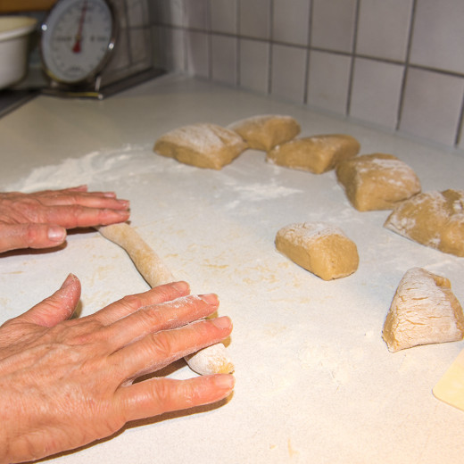 Der Teig wird zu Rollen geformt | © Edith Danzer