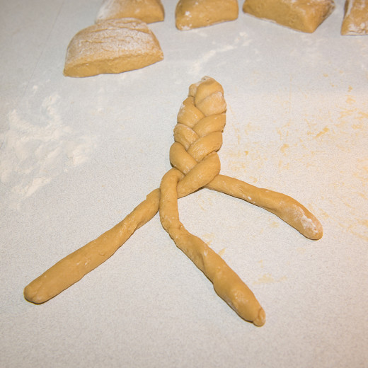 Aus drei Teigrollen wird ein Zopf geformt. | © Edith Danzer