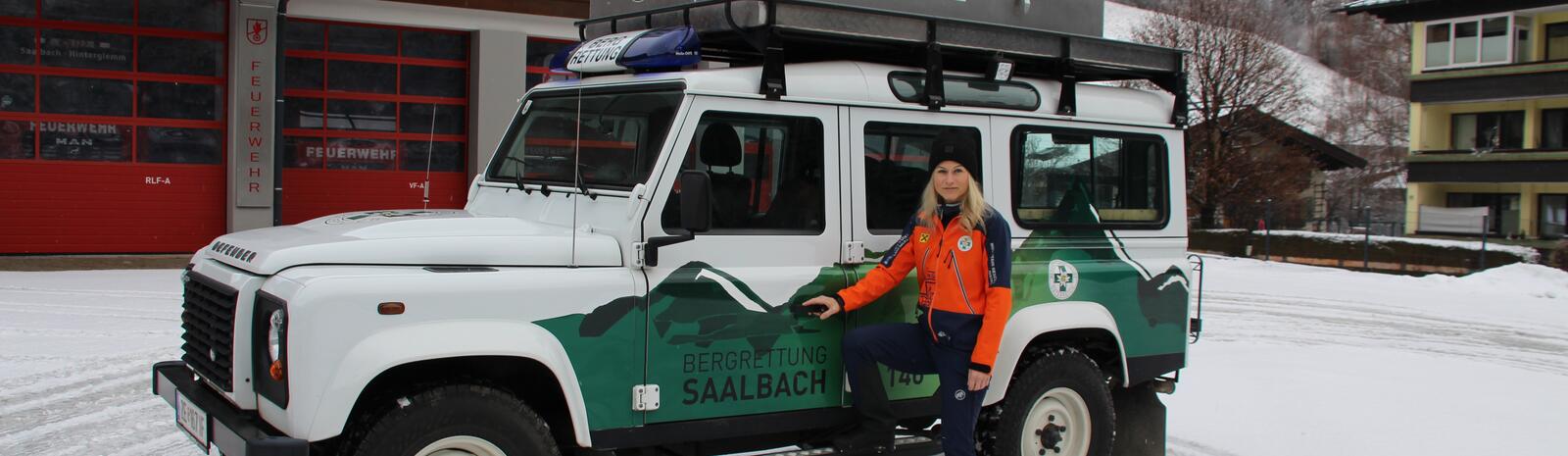 Marina mit dem Einsatzfahrzeug der Bergrettung