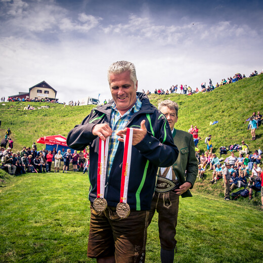 President Hand Bernsteiner with the medals | © Edith Danzer President Hand Bernsteiner with the medals | © Edith Danzer
