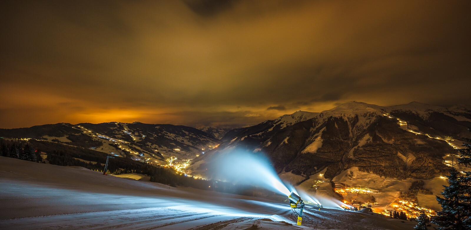 Snow-cannons work at night | © Markus Baumgartner