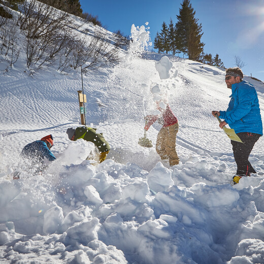 3... 2... 1... Shoveling! | © Daniel Roos Photographie 3... 2... 1... Shoveling! | © Daniel Roos Photographie