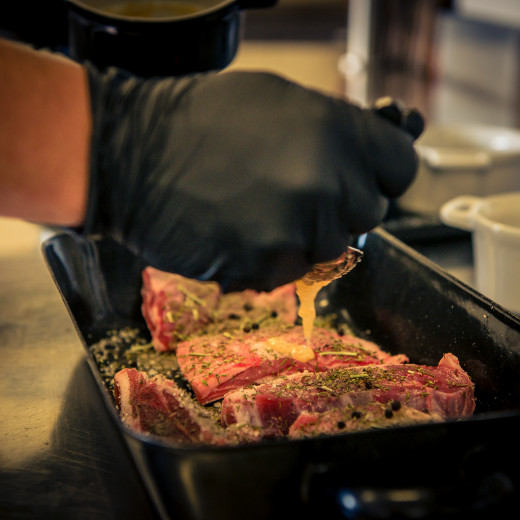 Marinate the meat with the ingredients. | © Edith Danzer