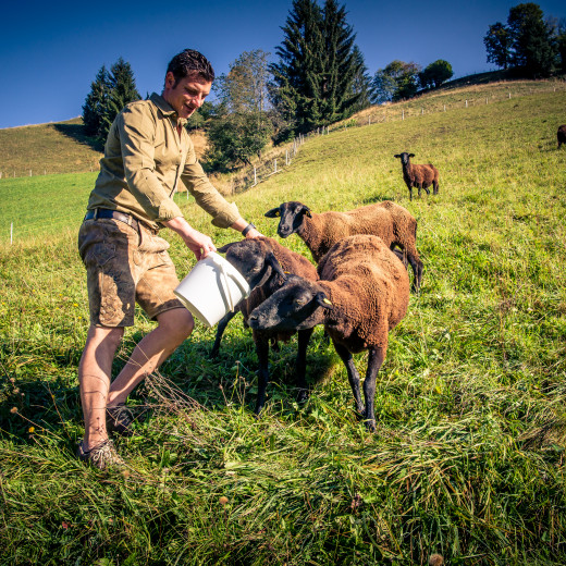 Daniel Resch with his Jura sheep | © Edith Danzer