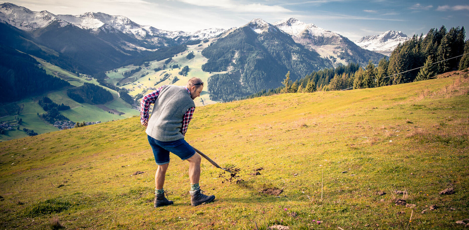 Okettln is the term for spreading the cowpat | © Edith Danzer