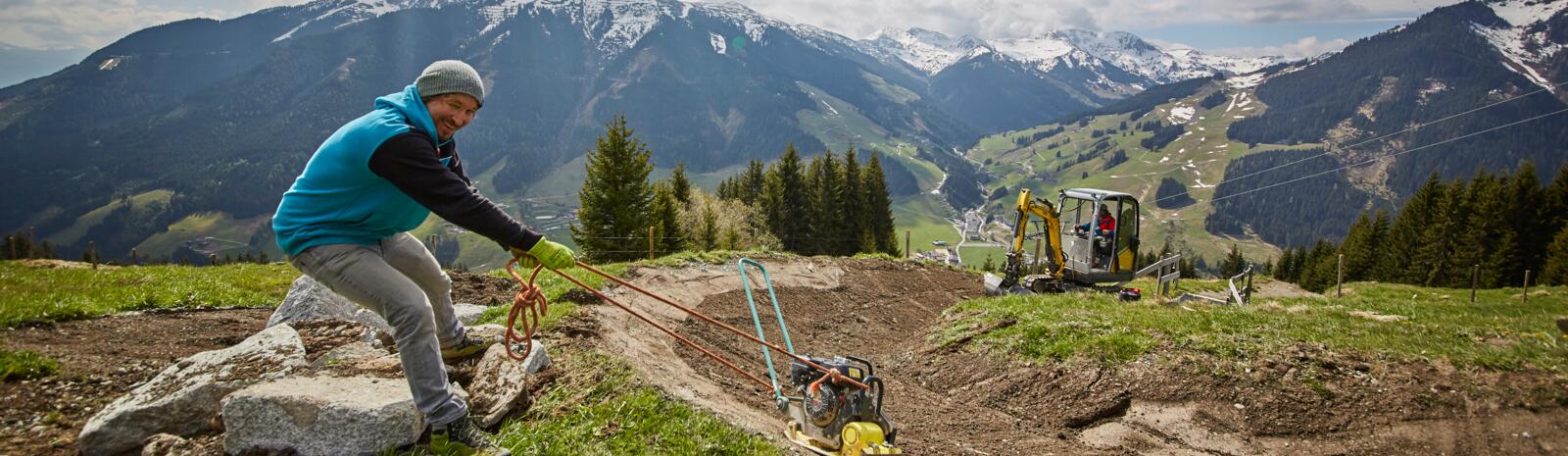 "Gassi gehen" mit der Rüttelplatte | © Daniel Roos