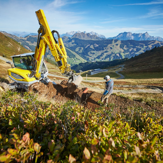 Excavators assist the shape crew. | © Daniel Roos Excavators assist the shape crew. | © Daniel Roos