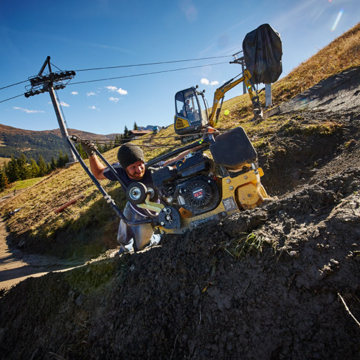 Pushing the vibratory plate. | © Daniel Roos Pushing the vibratory plate. | © Daniel Roos