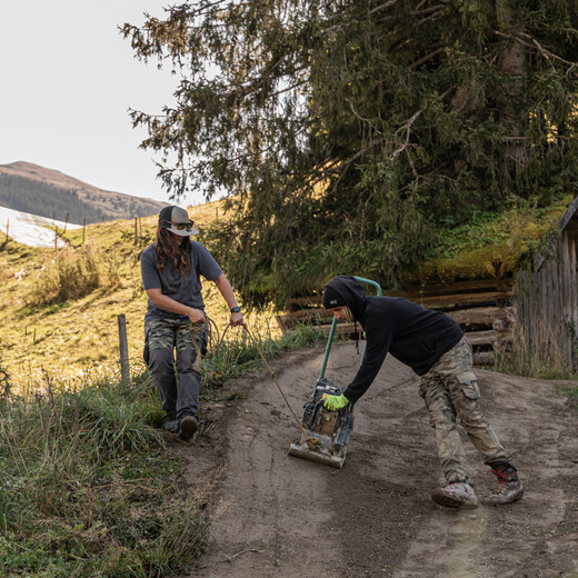 Skilful guidance of the vibratory plate | © Linda Zechmeister