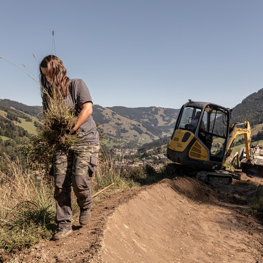 Overgrown soil areas are moved | © Linda Zechmeister