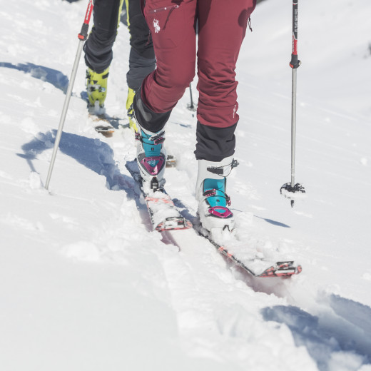 Mit Fellen an den Skiern steigen wir auf. | © Heiko Mandl