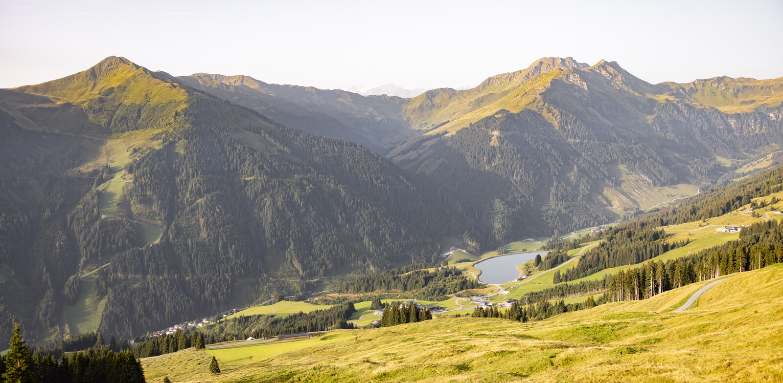 Auch im Sonnenaufgang sind die Speicherteiche ein landschaftliches Highlight | © saalbach.com, Andreas Putz