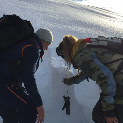 Mit den Fingern testen wir die Schneekonsistenz | © Lulu Brinkschulte Mit den Fingern testen wir die Schneekonsistenz | © Lulu Brinkschulte