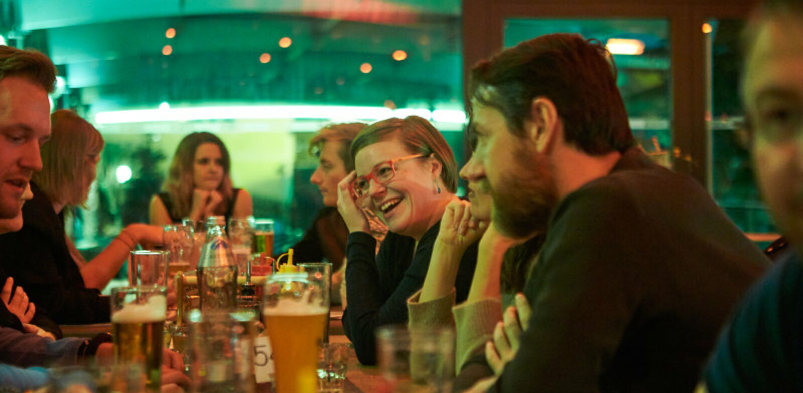 Dinner conversation with the Crew. | © Daniel Roos Photography