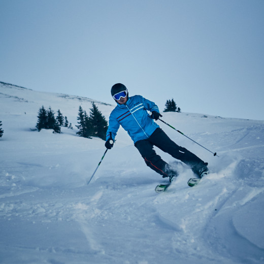 Jure von Slovenians Travel bei der Sonnenuntergangs-Skitour | © Daniel Roos Photography