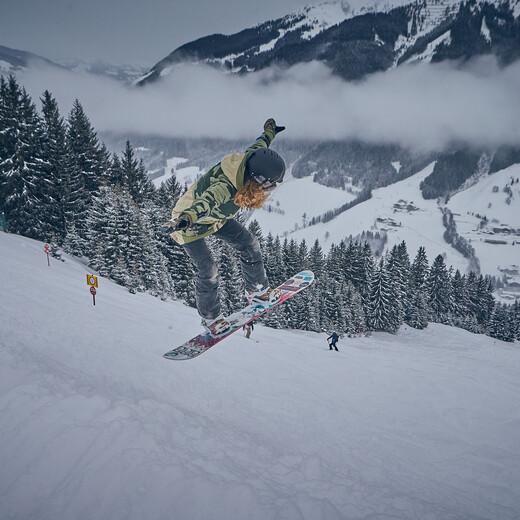 Lulu hebt im Powder ab. | © Daniel Roos