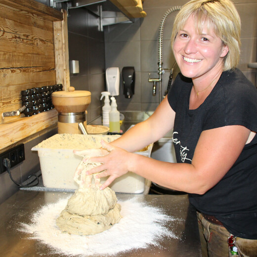 Kneading dough by hand | © Michaela Mitterer