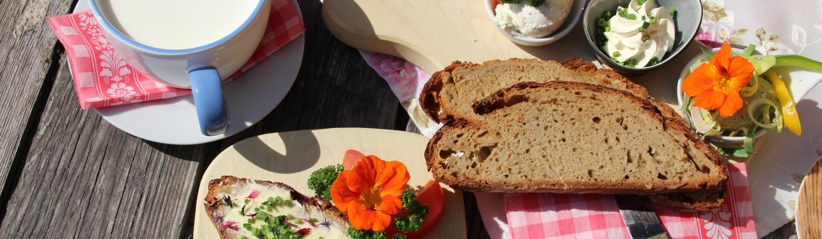 Alm snack with fresh bread | © Michaela MItterer