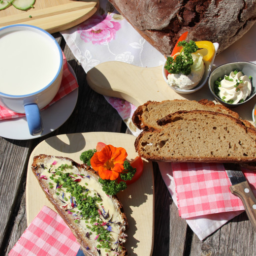 Alm snack with fresh bread | © Michaela MItterer