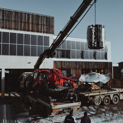 The unloading starts with the chains