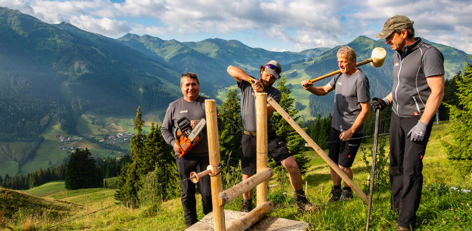 Der Trupp beim Bau eines Überstiegs. | © Edith Danzer