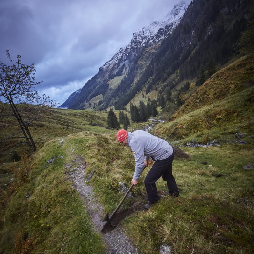 Anlegen von Wasserrinnen für Schmelzwasser | © Daniel Roos Anlegen von Wasserrinnen für Schmelzwasser | © Daniel Roos