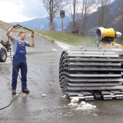 The chains are cleaned. | © Saalbacher Bergbahnen The chains are cleaned. | © Saalbacher Bergbahnen