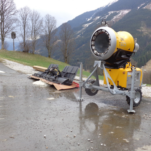 Mobile snow cannons are stored as well. | © Saalbacher Bergbahnen Mobile snow cannons are stored as well. | © Saalbacher Bergbahnen