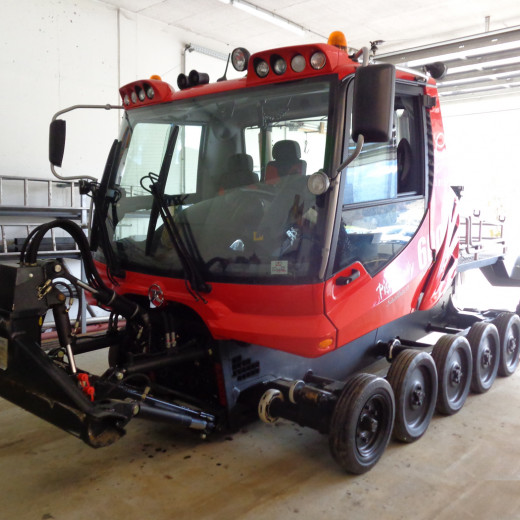 The snow groomer is ready for inspection. | © Saalbacher Bergbahnen The snow groomer is ready for inspection. | © Saalbacher Bergbahnen
