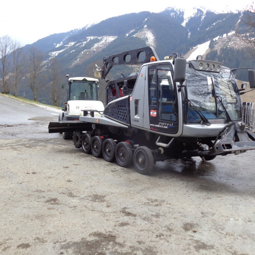 Blade, tiller and chains are demounted. | © Saalbacher Bergbahnen Blade, tiller and chains are demounted. | © Saalbacher Bergbahnen