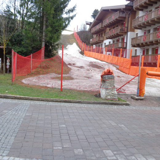 All snowfences and mats have to be demounted. | © Saalbacher Bergbahnen All snowfences and mats have to be demounted. | © Saalbacher Bergbahnen