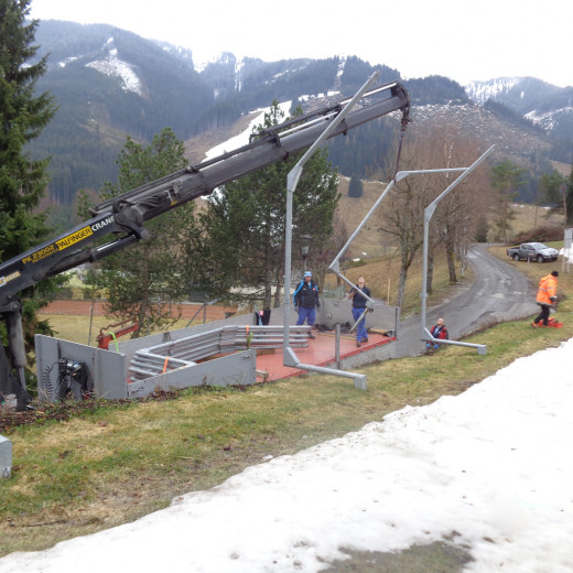 Also the framework for the snowfences is demounted. | © Saalbacher Bergbahnen Also the framework for the snowfences is demounted. | © Saalbacher Bergbahnen