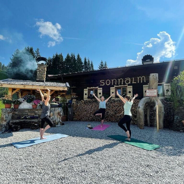 Genuss für alle Sinne: wohltuende Yogasession auf der Sonnalm | © federleicht yoga