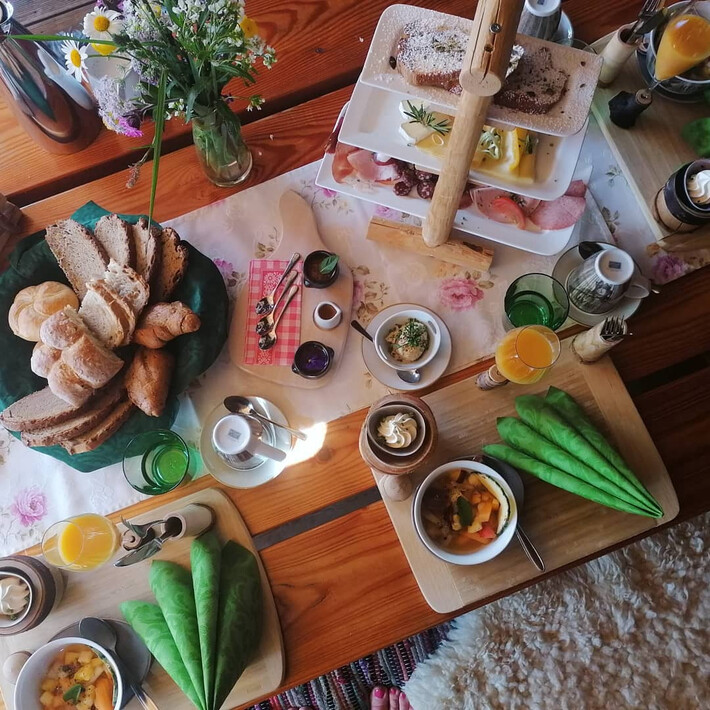Genuss für alle Sinne: Reichhaltiges und selbstgemachtes Frühstück auf der Sonnalm | © federleicht